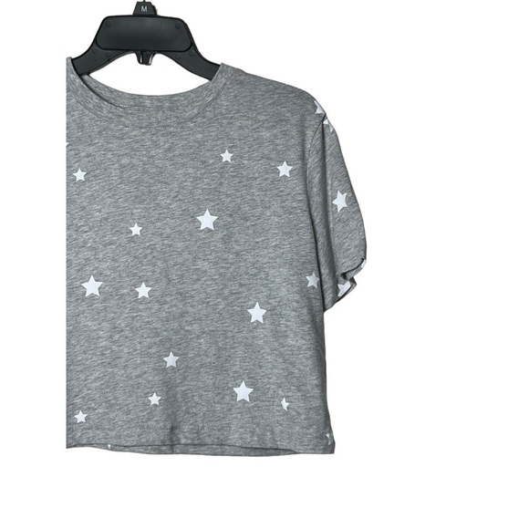 1678. COLSIE SHORT SLEEVE CROPPED TEE WITH STARS PRINT SIZE SMALL GRAY/WHITE - Picture 2 of 7